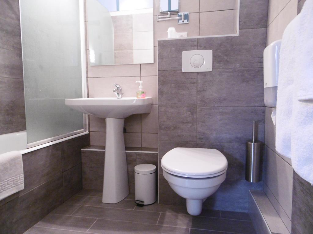 Hotel Le Littoral Lezardrieux Екстер'єр фото